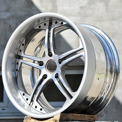 Покраска в тёмно-серый и заводской с полировкой трёхсоставных дисков R20 от Porsche