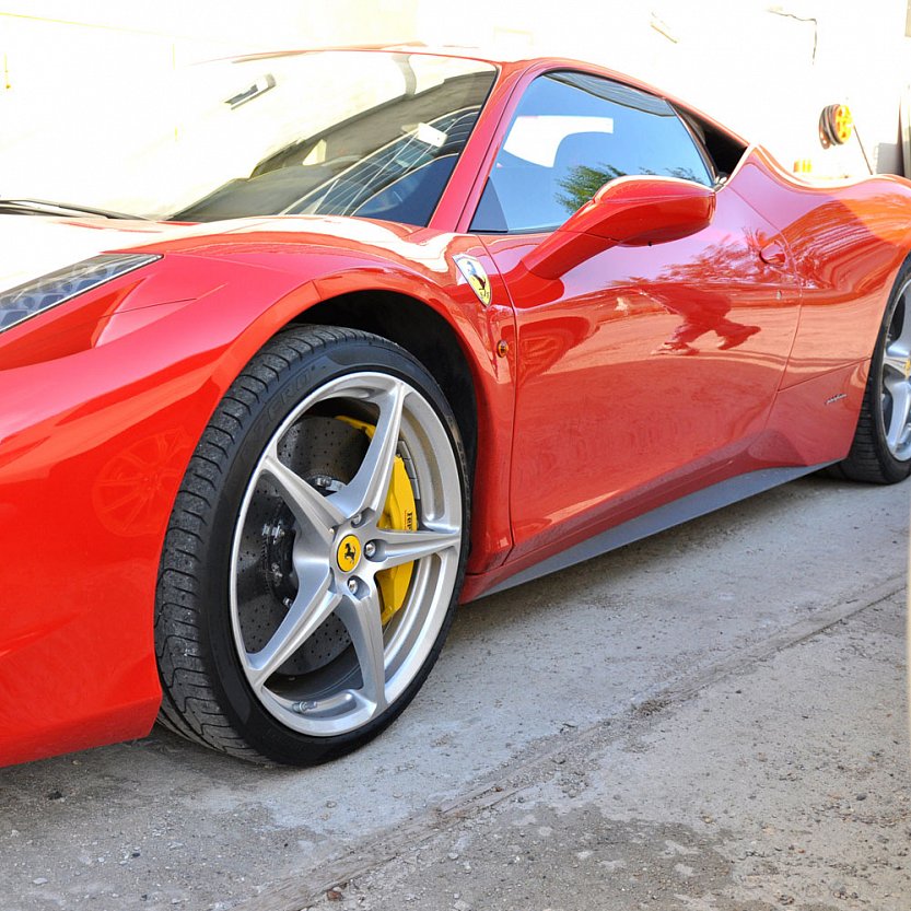 Светло-серые диски на Ferrari перед покраской в цвет темно-серый металлик.