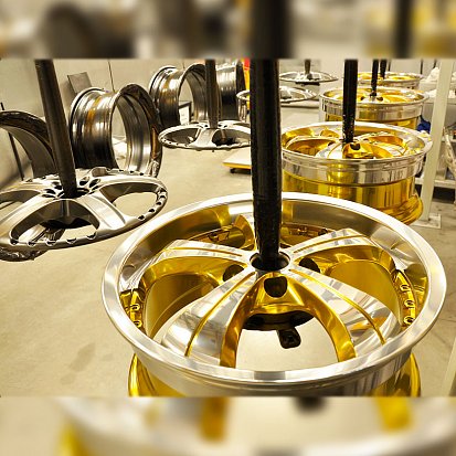 Зеркальная полировка дисков R17 от Audi и покраска в фирменный жёлтый Candy