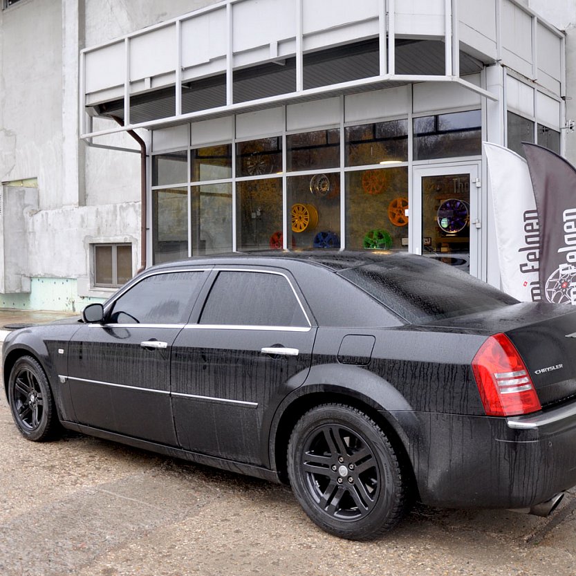 Автомобиль Chrysler с дисками, покрашенными в черный глянец.