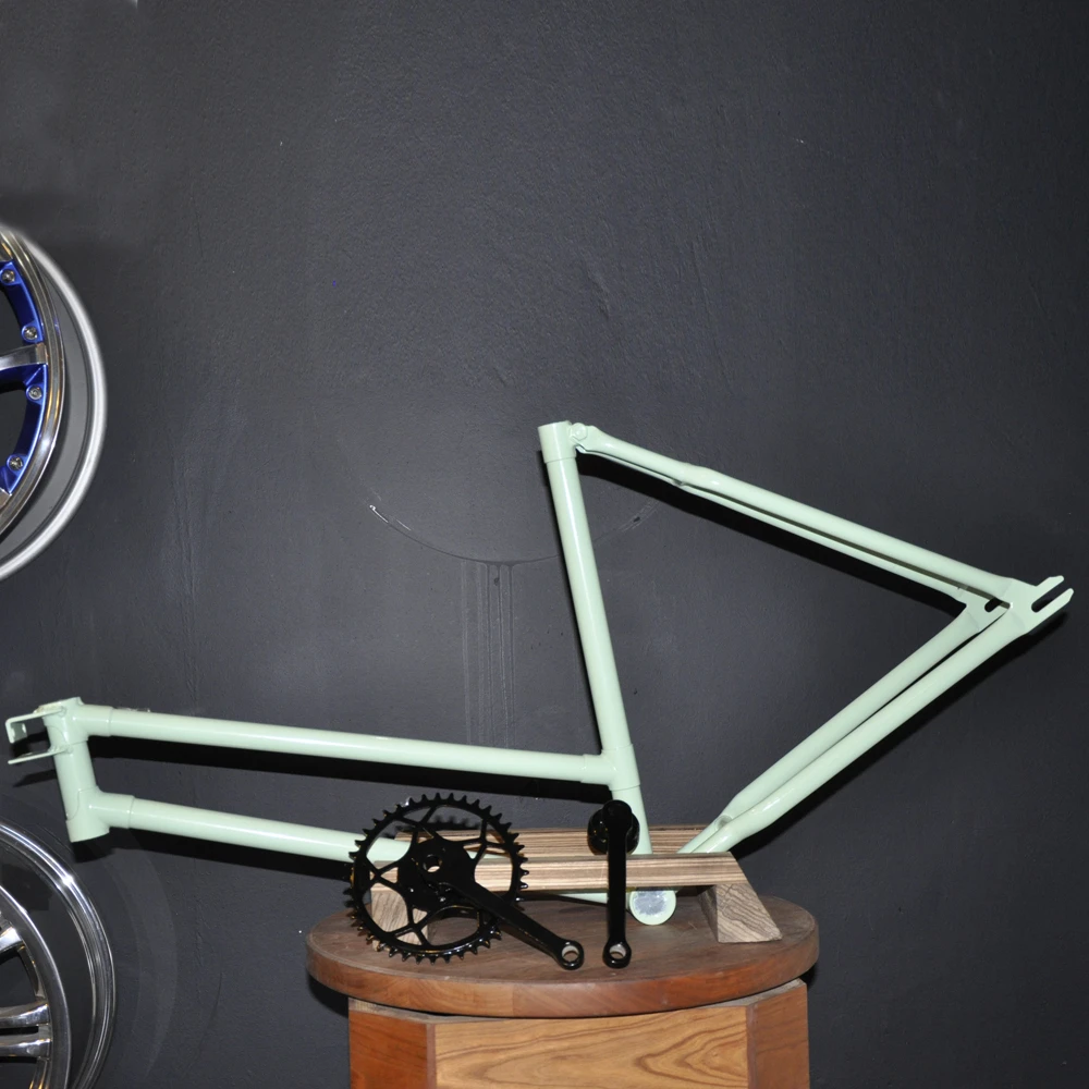 Рама велосипедная, покрашенная в салатовый цвет (RAL 6019), детали от велосипеда, покрашенные в черный (RAL 9005) под глянцевым лаком.