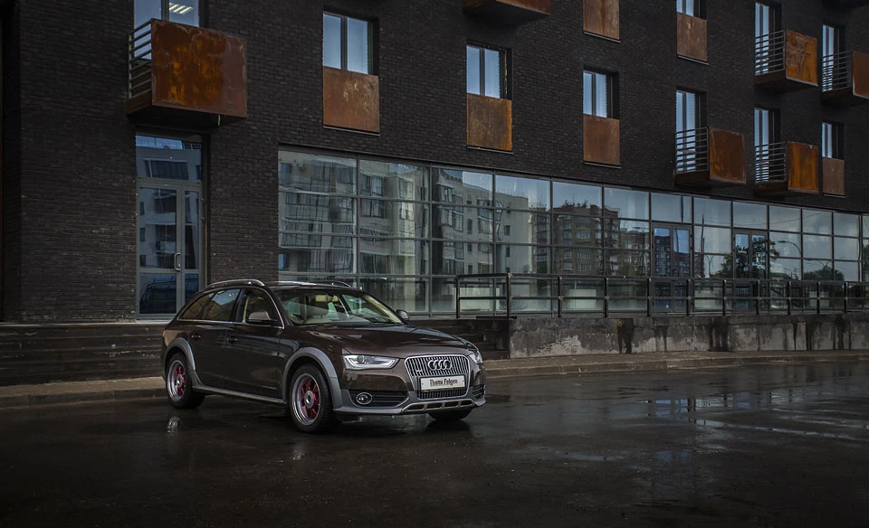 Audi и ржавое здание дислокация 2.jpg Audi и ржавое здание дислокация 2.jpg