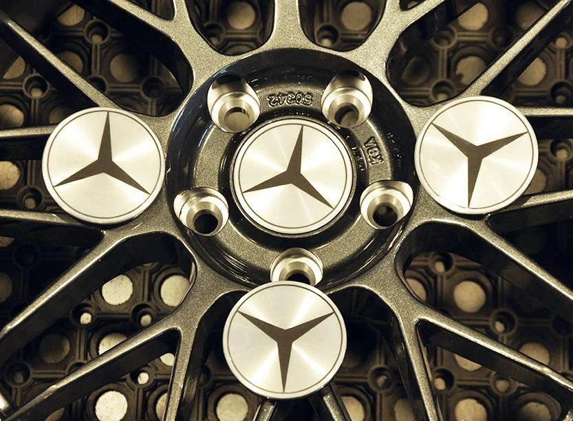 Изготовление колпачков и нанесение логотипа Mercedes