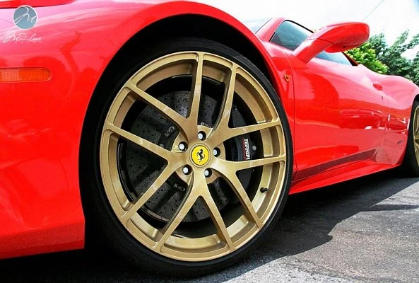 Ferrari 458 Italia с золотыми дисками от Modulare Forged Ferrari 458 Italia с золотыми дисками от Modulare Forged