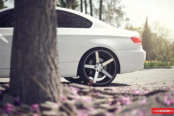 Классическая трешка BMW на дисках Vossen серии Concave CV3