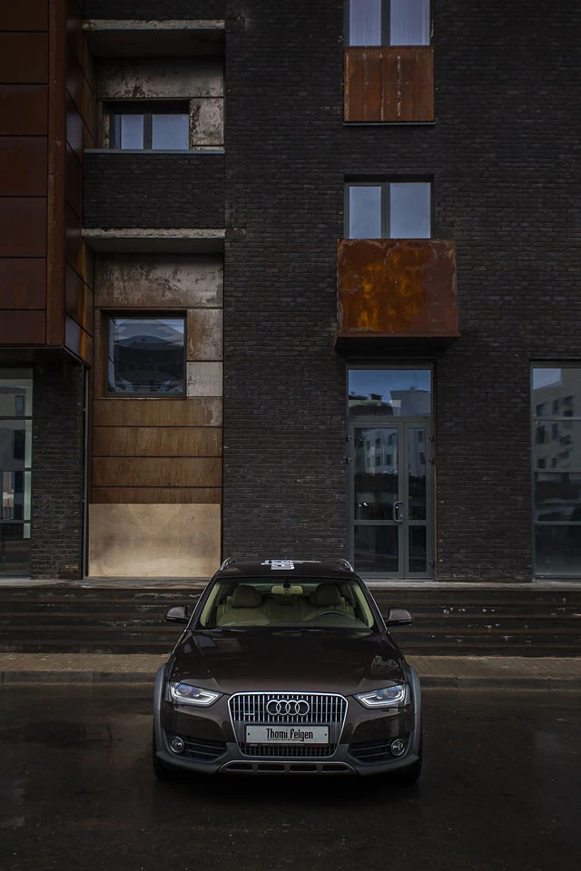 Audi и ржавое здание.jpg Audi и ржавое здание.jpg