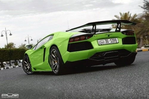 Lamborghini Aventador с большим спойлером и диффузором из карбона